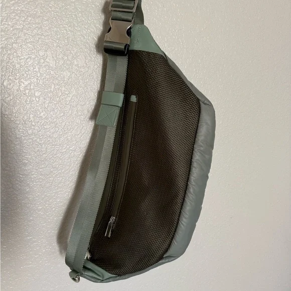 Caraa Green Belt Bag with Adjustable Straps and Sleek Design NWOT - Picture 3 of 7